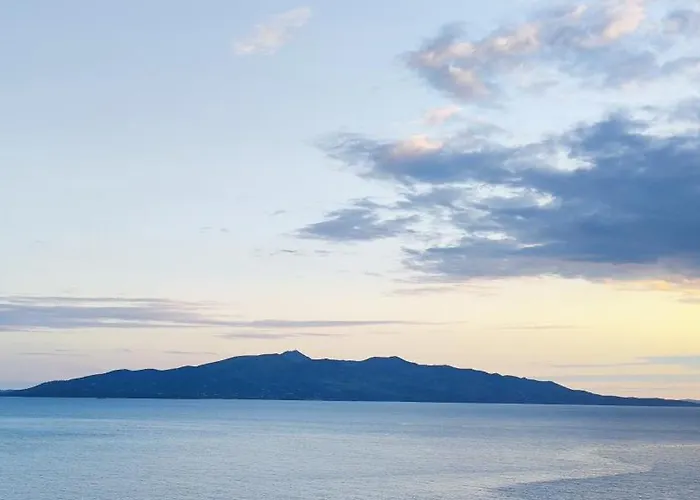 Seaview Apartment! Public Parking Near The App! Sarandë