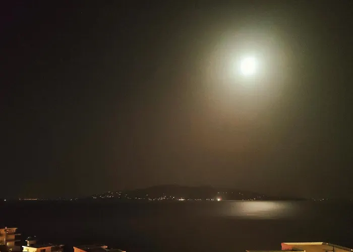Seaview Apartment! Public Parking Near The App! Sarandë